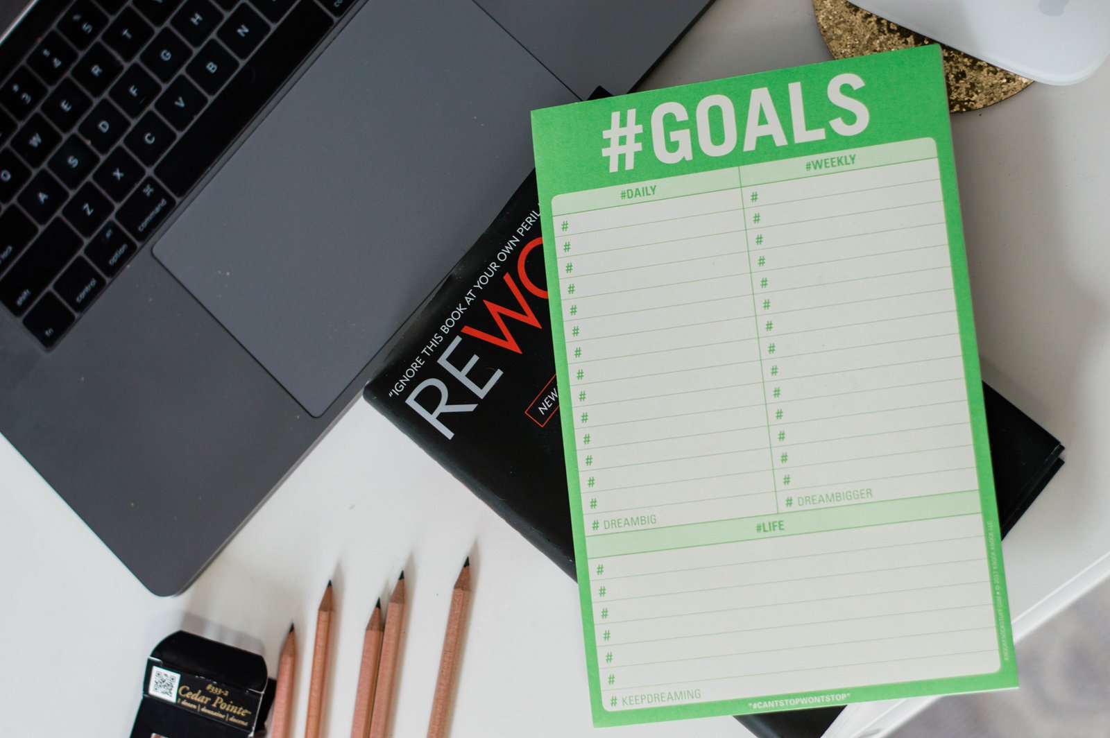 How to keep your blog and 9-5 job organized using paper products // Hey There, Chelsie #ad #howlifeunfolds