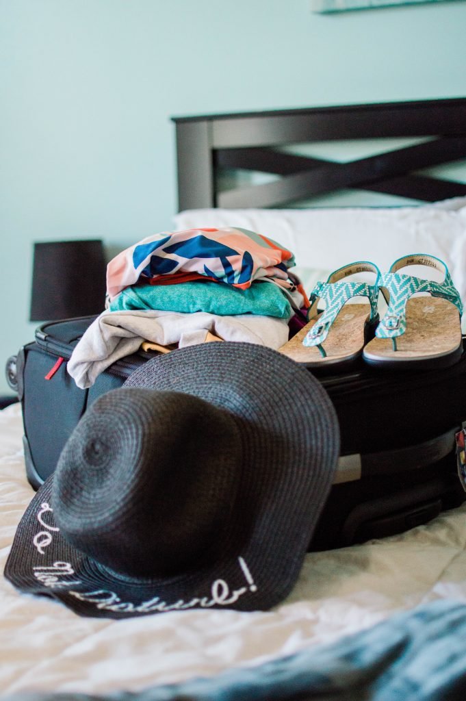How to Pack for a Beach Vacation & complete packing list for a beach trip // Hey There, Chelsie