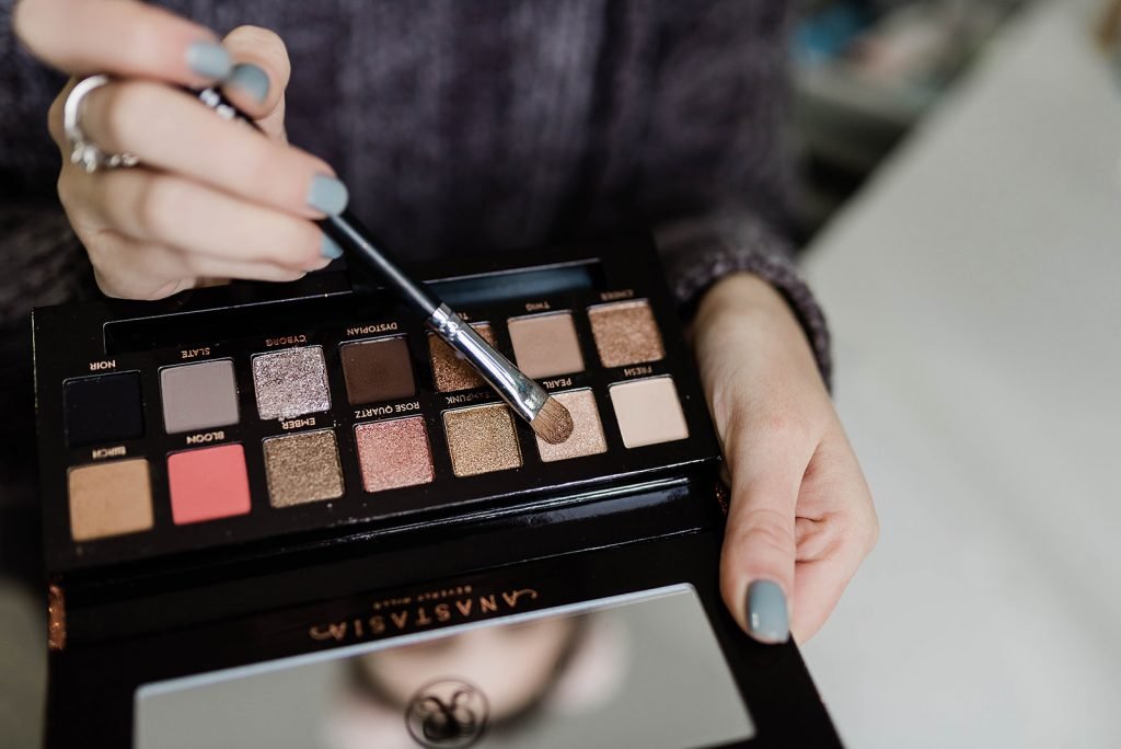 Holiday Eye Makeup Idea and Tutorial, featuring a bronzey eye and bold red lip! Click here to see this Christmas Makeup Look // Hey There, Chelsie